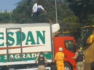 Motorista atravessa caminhão em avenida e trava o trânsito em Contagem