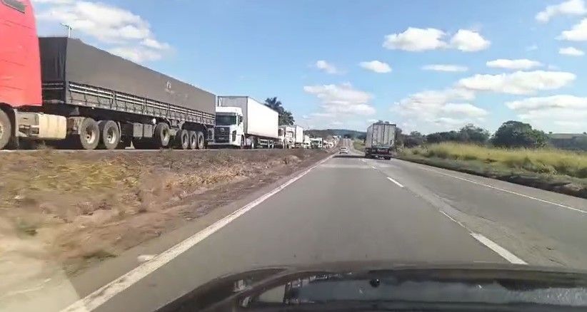 Carreta tomba e interdita rodovia Fernão Dias, no Sul de Minas, e complica trânsito