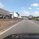 Carreta tomba e interdita rodovia Fernão Dias, no Sul de Minas, e complica trânsito