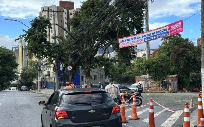 Desfile de mais de 70 blocos fecha ruas e avenidas de BH; veja onde