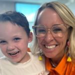 Professora vai doar fígado para aluno autista nos Estados Unidos