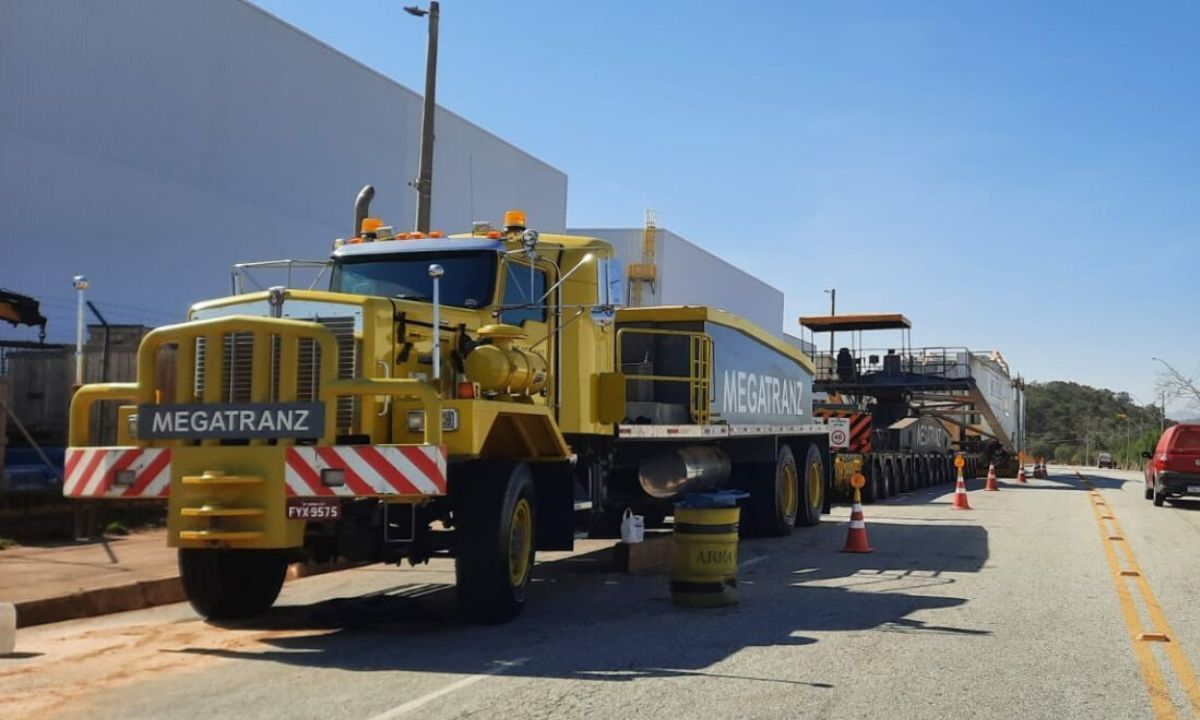 BR-040 recebe operação especial para carga de quase 600 toneladas
