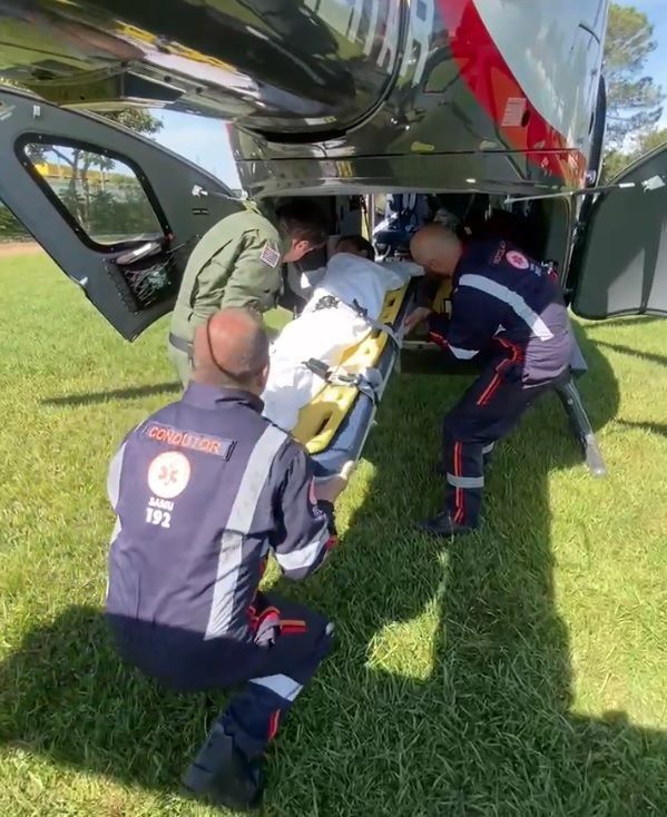 Helicóptero da PM paulista transporta criança em tratamento de câncer para hospital em Porto Alegre