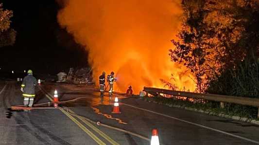 Transporte era irregular e carga ficou espalhada às margens da rodovia