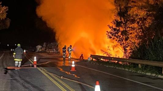 Transporte era irregular e carga ficou espalhada às margens da rodovia
