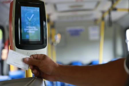 O serviço de transporte coletivo deve ser prestado e organizado pelo município, conforme prevê a Constituição Federal, e operado sob a forma de concessão, permissão ou diretamente.