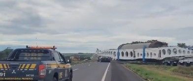 Carreta com mais de 600 toneladas passa pela BR-050 em Uberlândia nesta segunda (15)