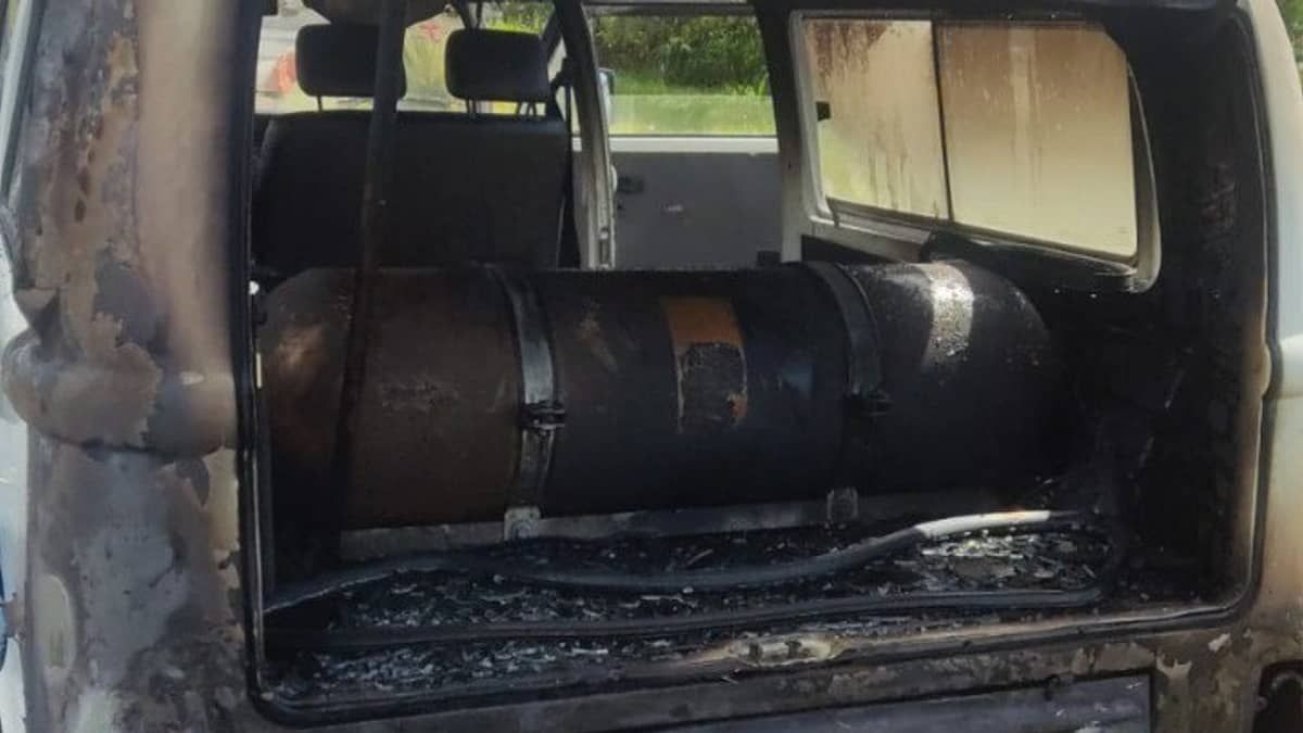 Kombi com cilindro de gás pega fogo perto da Ceasa na BR-040    