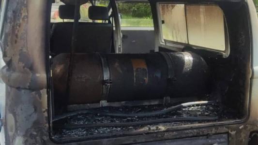 Traseira da Kombi ficou completamente destruída após as chamas