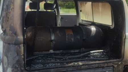 Traseira da Kombi ficou completamente destruída após as chamas