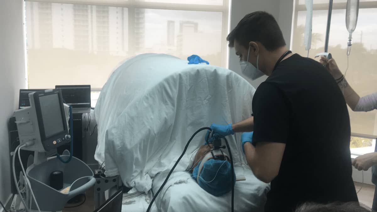Médico brasileiro cobra milhões por tratamento sem comprovação contra câncer nos EUA