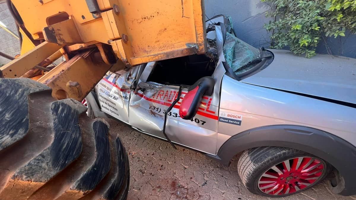 Trator passa por cima de carro e motorista sobrevive em Belo Horizonte; veja imagens 