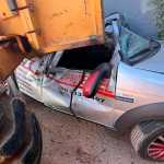 Trator passa por cima de carro e motorista sobrevive em Belo Horizonte; veja imagens