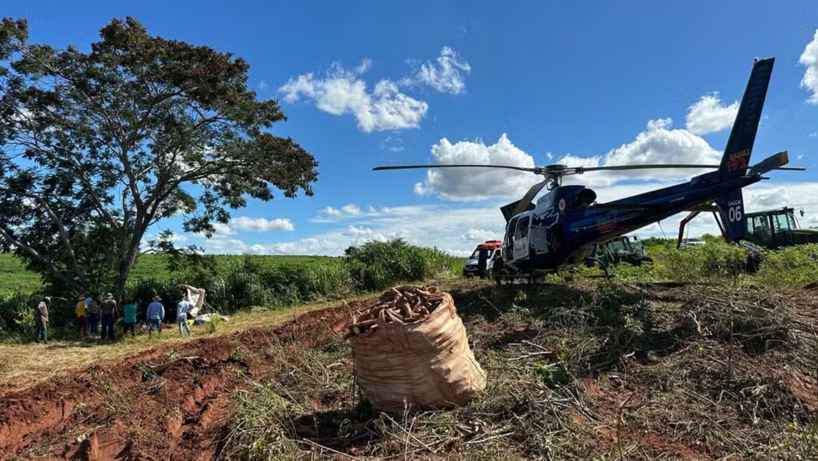 Trator passa por cima de trabalhador rural e homem é socorrido em estado grave