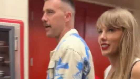 Travis Kelce e Taylor Swift juntos após partida entre Kansas City Chiefs e Chicago Bears, no último domingo (24)