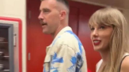 Travis Kelce e Taylor Swift juntos após partida entre Kansas City Chiefs e Chicago Bears, no último domingo (24)