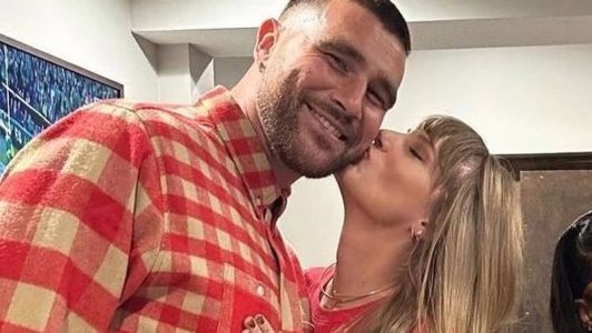 Travis Kelce e Taylor Swift após jogo do Chiefs neste domingo (23)