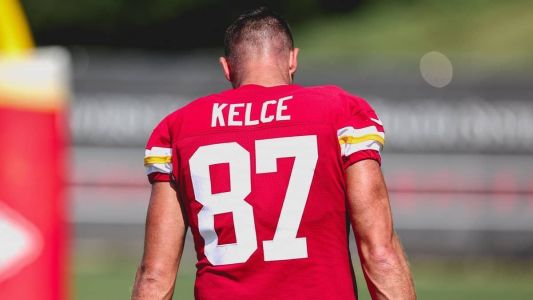 Travis Kelce, tight end do Kansas City Chiefs, durante treino