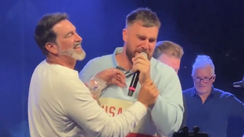 Astro da NFL, Travis Kelce faz dedicatória para Taylor Swift após vitória em karaokê