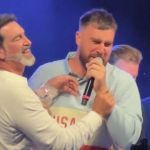 Astro da NFL, Travis Kelce faz dedicatória para Taylor Swift após vitória em karaokê