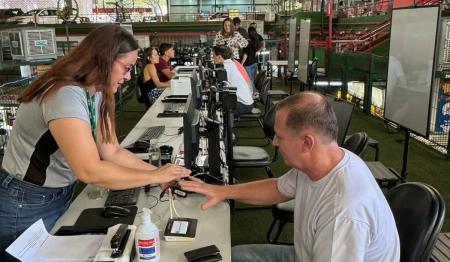 Foto mostra posto itinerante do Tribunal Regional Eleitoral (TRE) no Mercado Central de Belo Horizonte