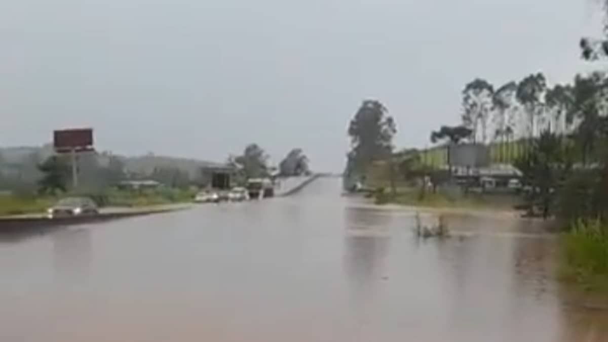 Vídeo: Trecho da BR-040 alaga após fortes chuvas e tem trânsito bloqueado em Barbacena