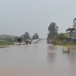 Vídeo: Trecho da BR-040 alaga após fortes chuvas e tem trânsito bloqueado em Barbacena