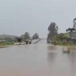Vídeo: Trecho da BR-040 alaga após fortes chuvas e tem trânsito bloqueado em Barbacena