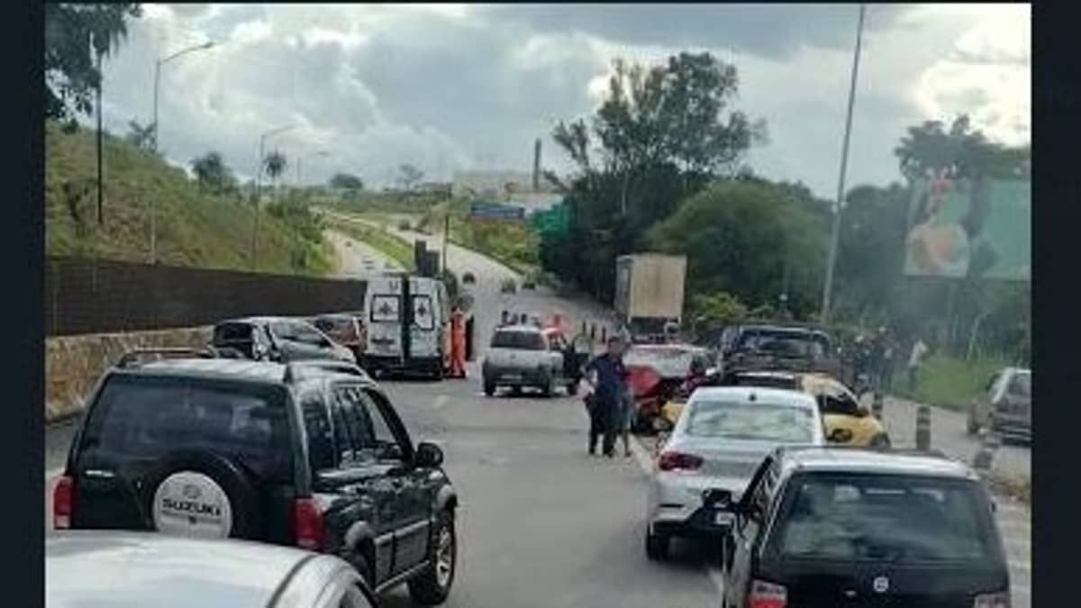 Acidente entre ao menos quatro veículos deixa um ferido na Linha Verde e trânsito congestionado na Grande BH
