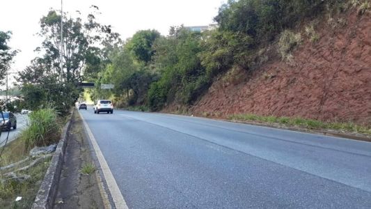 Trecho interditado fica nas proximidades da Curva do Ponteio