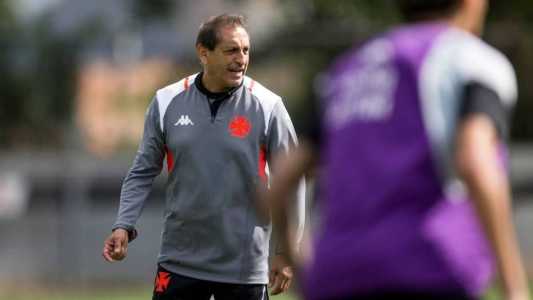Treinador comandou duas atividades antes do anúncio oficial