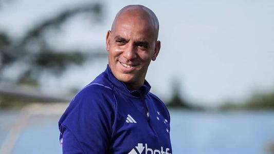 Treinador comentou sobre a atuação do clube no mercado de transferências