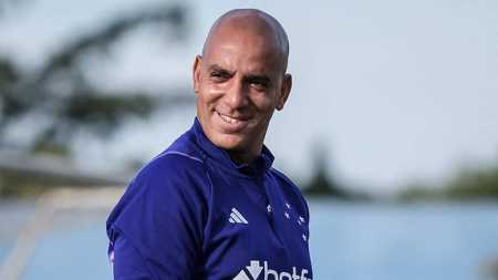 Treinador comentou sobre a atuação do clube no mercado de transferências