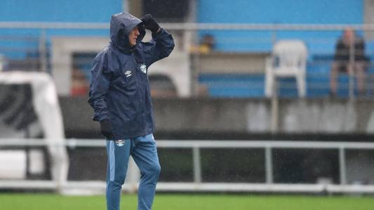 Treinador convive com escassez de opções no Grêmio