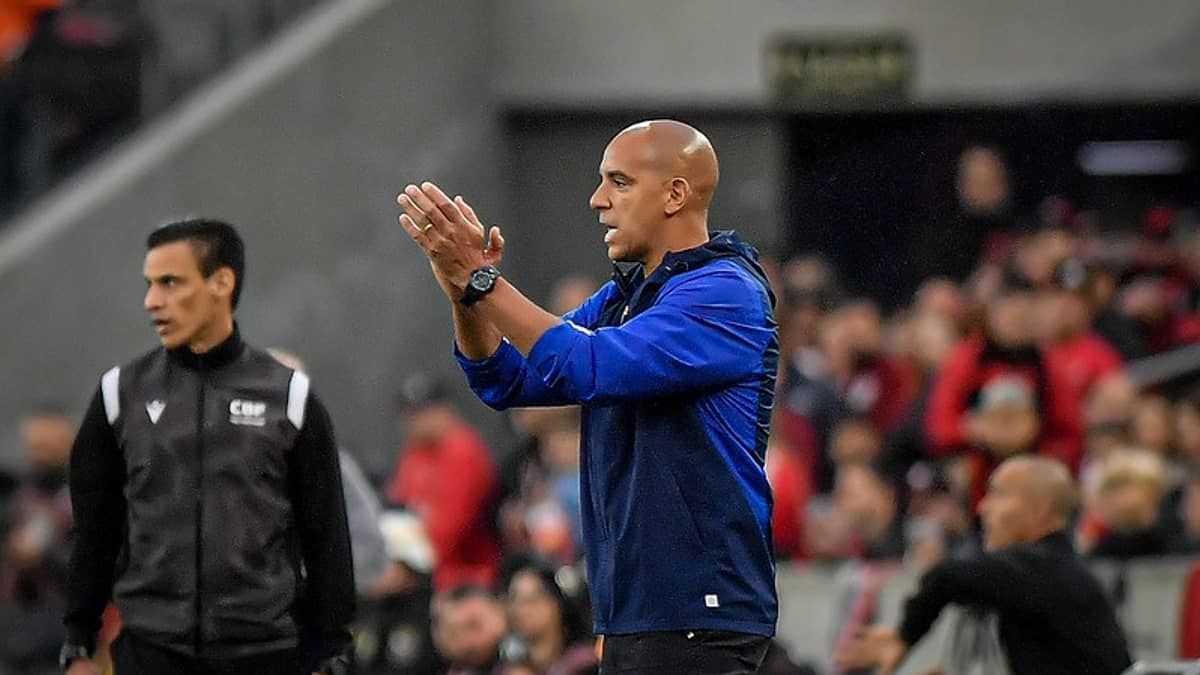 Árbitro justifica cartão vermelho a Pepa no Athletico-PR x Cruzeiro: 'Pode me expulsar'