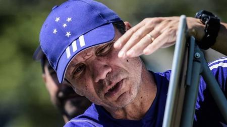 Treinador definiu escalação com novidade no ataque