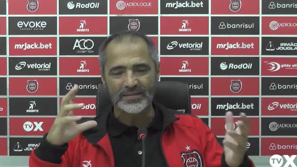 Técnico vê Brasil de Pelotas e Atlético em 'dois mundos diferentes'