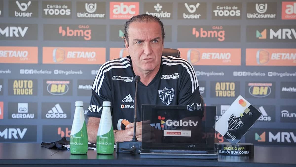 Atlético não tem treinador por 'temporada completa' há uma década