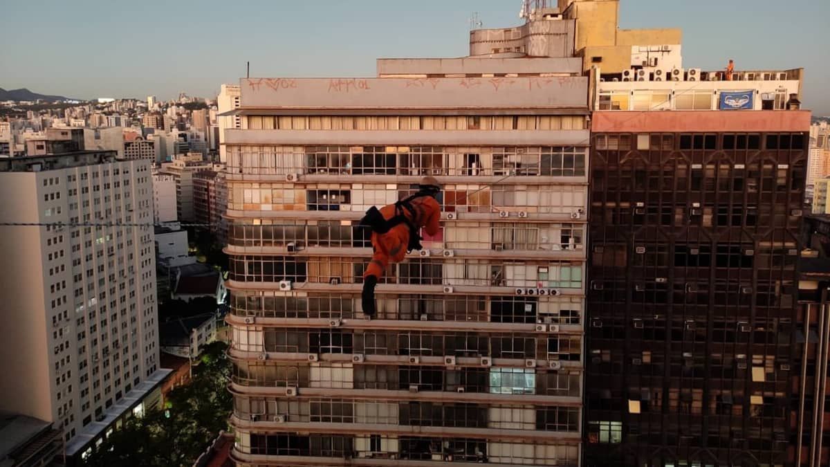 Vídeo: bombeiros fazem treinamento em altura em prédios na avenida Afonso Pena  