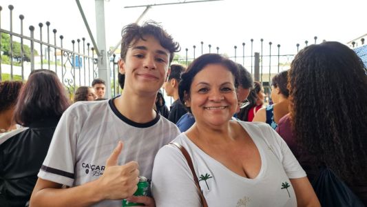 Leonardo Fróis, de 15 anos, ao lado da sogra; estudante fez a prova na PUC Minas