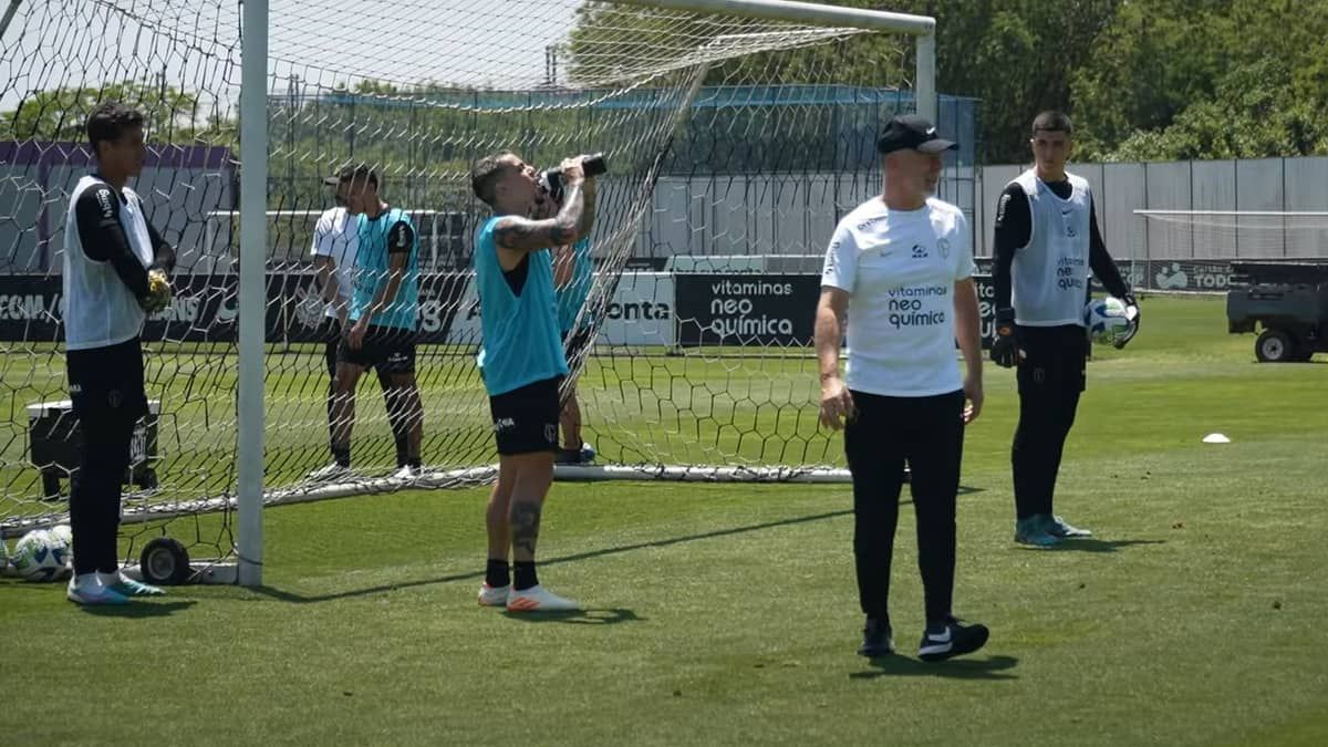 Goleiro da base é chamado às pressas para treino do Corinthians; Cássio não aparece em imagens
