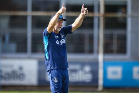 Mano Menezes e o grupo do Grêmio nesta terça-feira