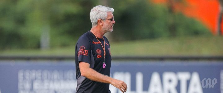 Odair Hellmann vive boa fase no comando do Athletico-PR