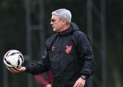 Odair treina o Athletico-PR para encarar o Avaí pela Série B