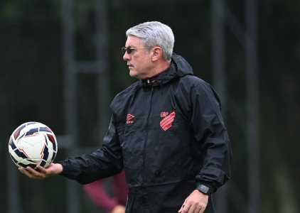 Odair treina o Athletico-PR para encarar o Avaí pela Série B