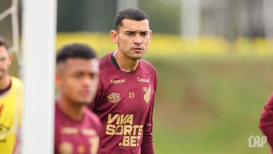 Santos é titular absoluto no Athletico-PR