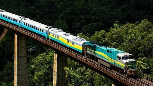 Trem de passageiros e caminhão batem em Santana do Paraíso