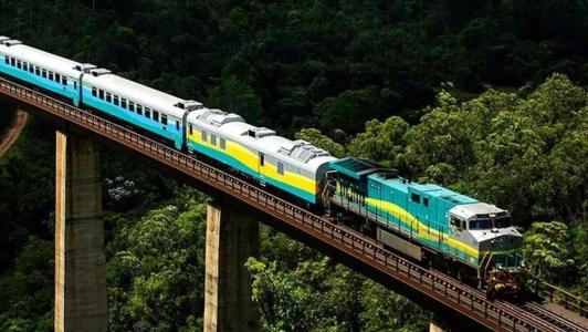 Trem de passageiros e caminhão batem em Santana do Paraíso