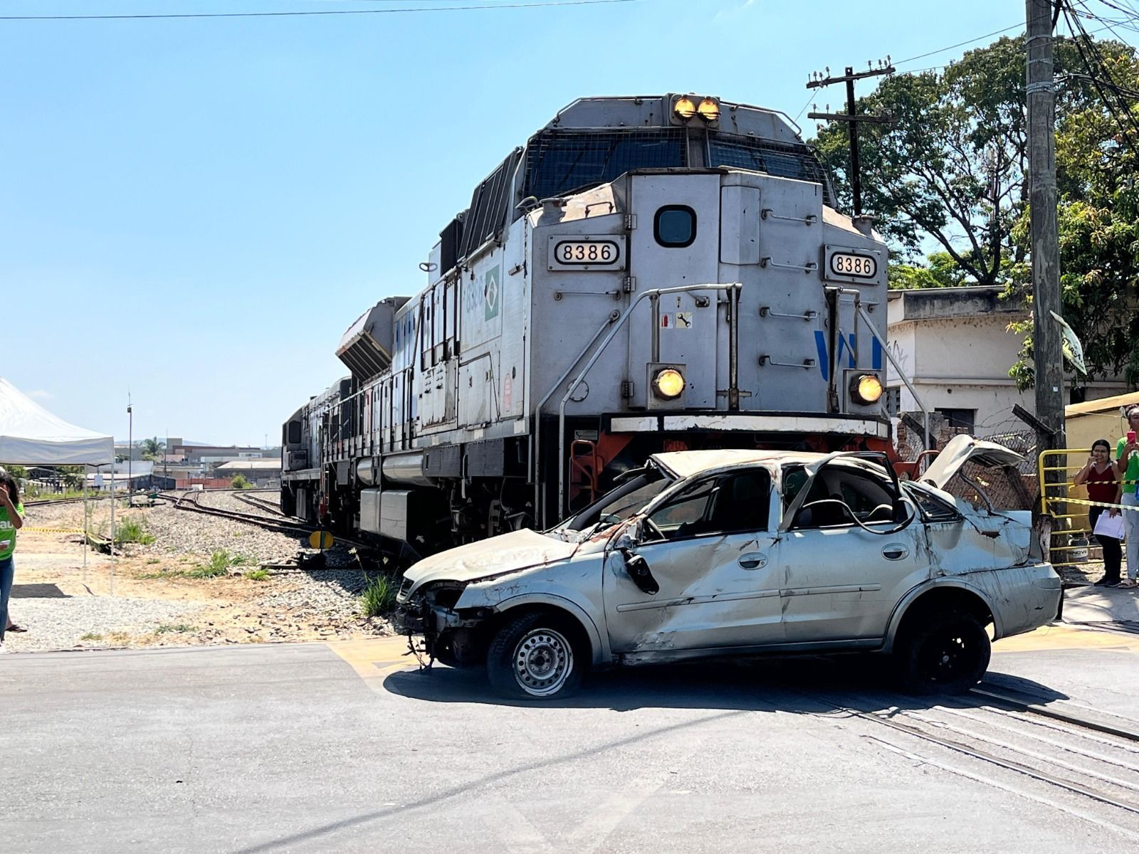Simulado alerta motoristas sobre imprudências em travessia de ferrovia