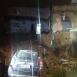 Deslizamento de terra atinge casa e três carros no Barreiro, em BH 